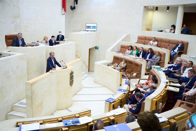 El presidente de Cantabria, Miguel Ángel Revilla, interviene en una sesión plenaria en el Parlamento de Cantabria
