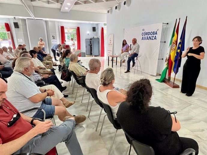 Jesús Aguirre y Beatriz Jurado en el encuentro con diversos colectivos sociales, con la presencia de Verónica Martos y José María Bellido.