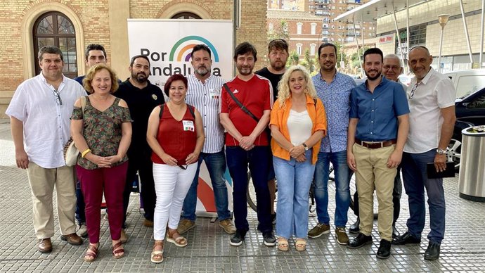 Integrantes de la candidatura de 'Por  Andalucía' en Málaga con representantes del sector del taxi