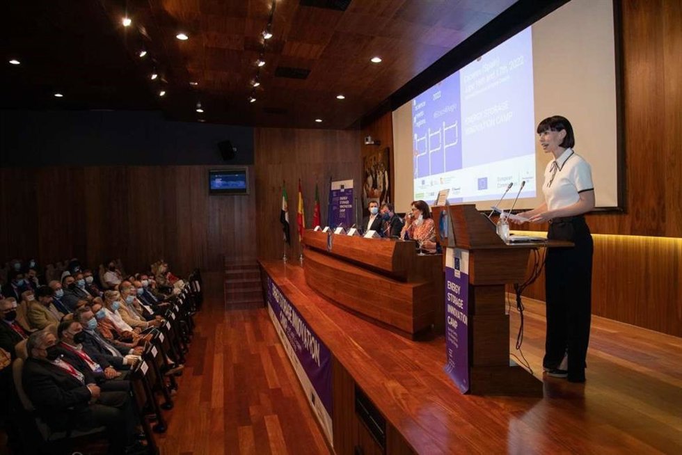 La ministra de Ciencia, Diana Morant, en la inauguración de unas jornadas para dar a conocer el Centro Ibérico de Investigación en Almacenamiento Energético de Cáceres