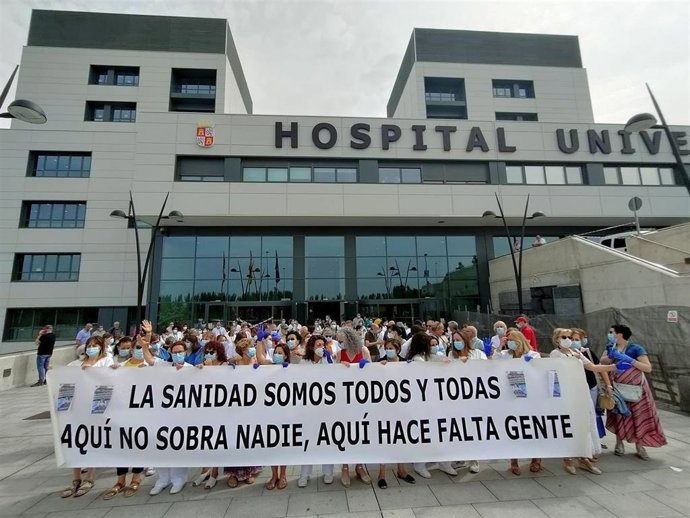 Concentración de sanitarios a las puertas de la entrada principal del Hospital Universitario de Salamanca.