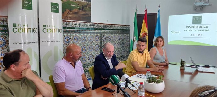 El presidente de la Diputación, Fernando Rodríguez Villalobos, se ha reunido con el alcalde de Montellano, Curro Gil.
