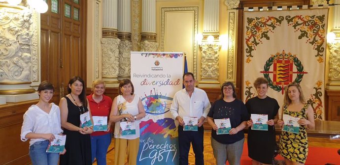 La concejala de Educación, Infancia, Juventud e Igualdad, María Victoria Soto, junto a representantes de asociaciones sociales durante la presentación del programa para el Día del Orgullo 2022