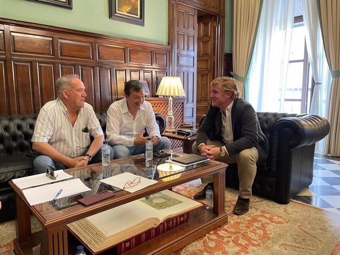 El alcalde de Badajoz, Ignacio Gragera, y el presidente de CSIF, Benito Román, mantienen una reunión