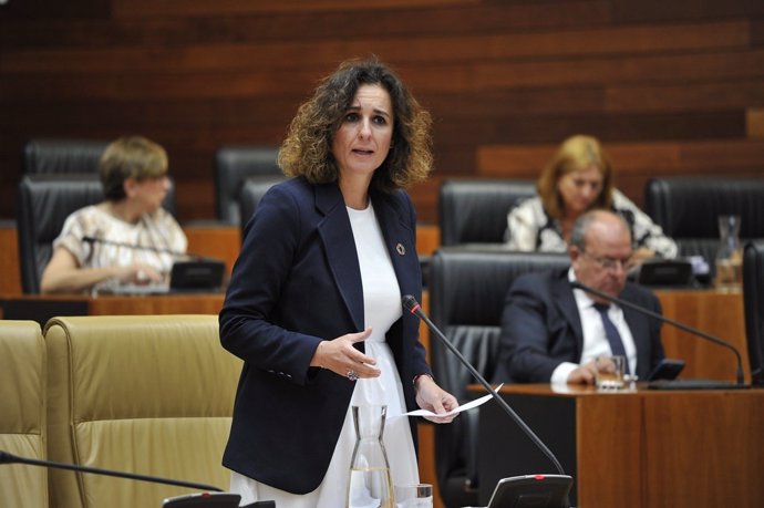 La consejera para la Transición Ecológica y Sostenibilidad de la Junta de Extremadura, Olga García, en el pleno de la Asamblea