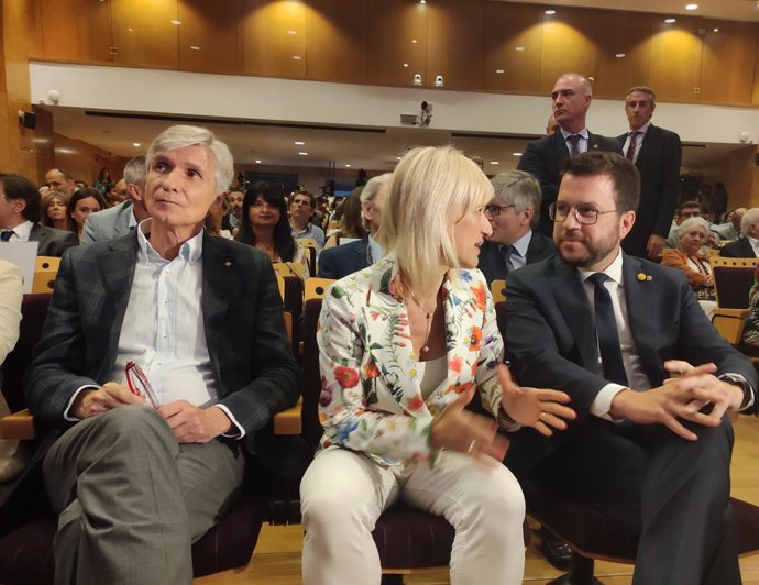 El conseller Josep Maria Argimon, l'alcaldessa d'Esplugues de Llobregat, Pilar Díaz, i el president Aragons