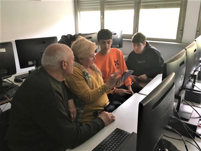 Estudiantes del IES Comercio ponen en marcha un punto de apoyo digital para dar respuesta comunitaria a la brecha digital