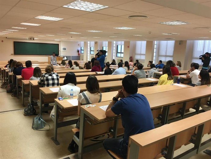 Archivo - Imagen de archivo de los exámenes de unas oposiciones de la Junta de Andalucía.