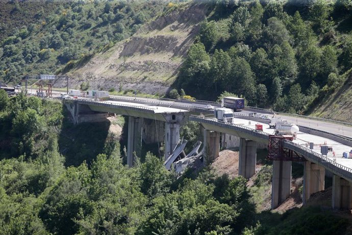 Varios vehículos circulan por la zona de arriba de donde se ha desprendido la parte de un puente, a 7 de junio de 2022, en Vega de Varcarce, León, Castilla y León  (España). Parte del viaducto de El Castro en la A-6, en dirección Madrid, se ha desprendi
