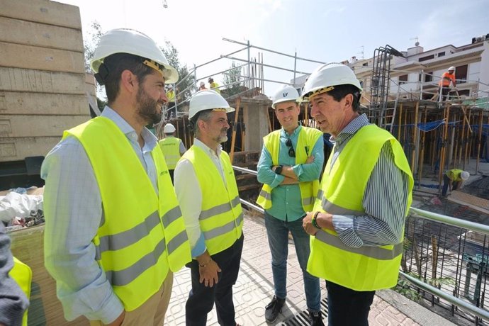 Marín (dcha.), durante la visita a las obras del nuevo Palacio de Justicia de Lucena.