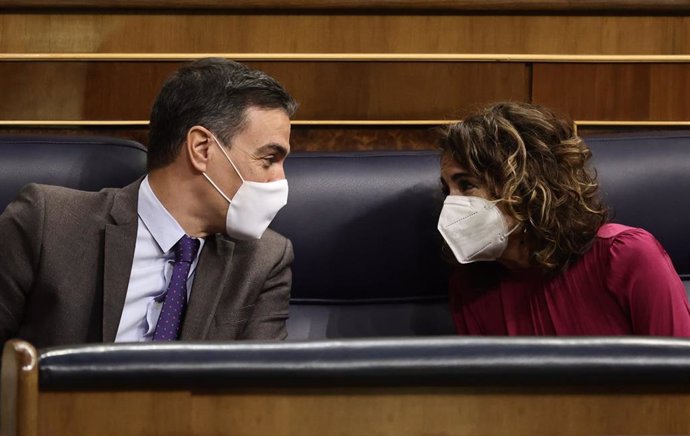 Archivo - El presidente del Gobierno, Pedro Sánchez, conversa con la ministra de Hacienda, María Jesús Montero, en una sesión plenaria en el Congreso de los Diputados, a 3 de febrero de 2022, en Madrid (España). Durante el pleno, han abordado, entre otr