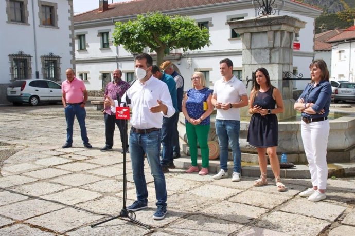 El secretario general del PSOE en Castilla y León y portavoz en las Cortes, Luis Tudanca, durante su visita a Villamanín (León).