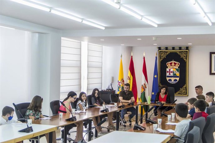 El pleno infantil de Villamediana aprueba la instalación de taquillas para no cargas mochilas en el colegio