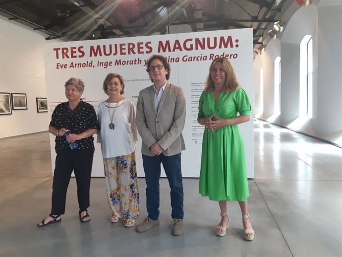 La concejal de Acción y Promoción Cultural del Ayuntamiento de León, Evelia Fernández, -segunda por la izquierda- en la inauguración de la exposición 'Tres mujeres Magnum: Eve Arnold, Inge Morath y Cristina Garía Rodero'.