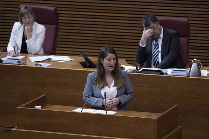 La síndica de Vox, Ana Vega, interviene en un pleno de Les Corts Valencianes