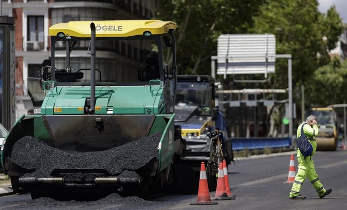 Archivo - Máquinas de asfaltar durante el asfaltado.