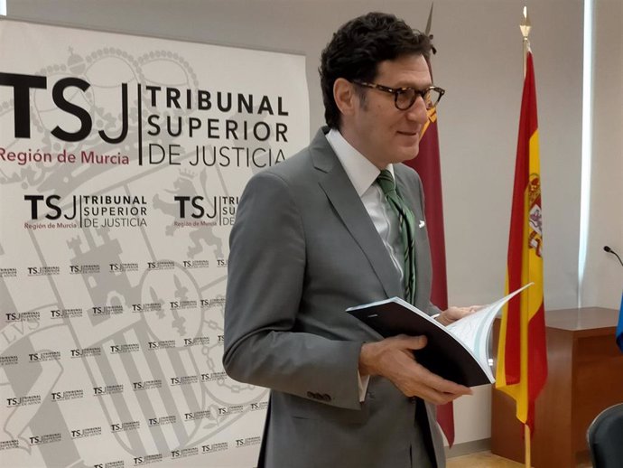 El presidente del Tribunal Superior de Justicia de la Región de Murcia, Miguel Pasqual del Riquelme, en la rueda de prensa para dar a conocer la Memoria Judicial de 2021