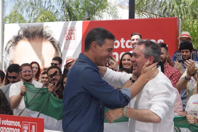 El secretario general del PSOE y presidente del Gobierno, Pedro Sánchez junto a el candidato a la Presidencia de la Junta, Juan Espadas, en el acto electoral de campaña para los comicios autonómicos a 11 de junio del 2022 en Cártamar  (Málaga, Andalucía)