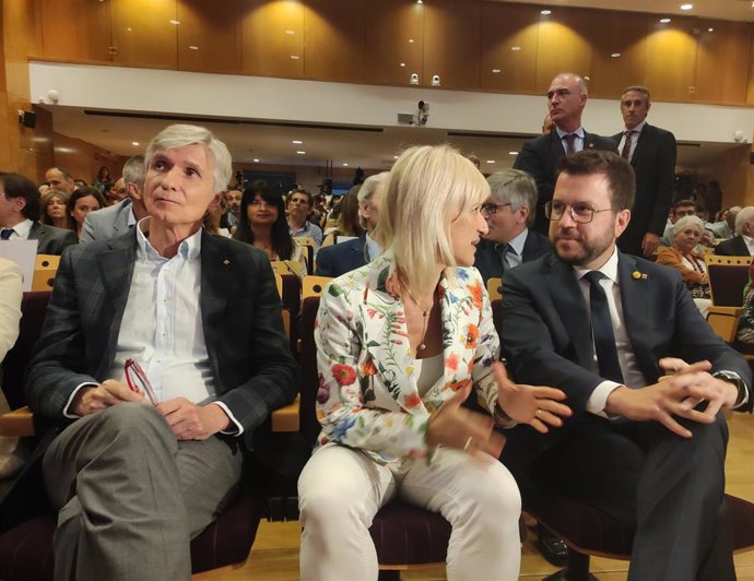 De izquierda a derecha, el conseller de Salud, Josep Maria Argimon, la alcaldesa de Esplugues de Llobregat, Pilar Díaz, y el presidente de la Generalitat, Pere Aragons