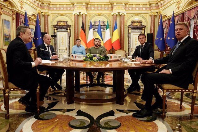 El presidente ucraniano, Volodimir Zelenski, durante una reunión con el canciller de Alemania, Olaf Scholz, el primer ministro de Italia, Mario Draghi, el presidente de Francia, Emmanuel Macron, y su homólogo rumano, Klaus Iohannis.