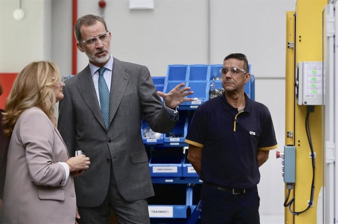 La directora de producción de OTIS en España, Rosa Querejeta y el Rey Felipe VI, durante su visita a la nueva fábrica de OTIS, a 16 de junio de 2022, en Zubieta, San Sebastián, Euskadi (España). 
