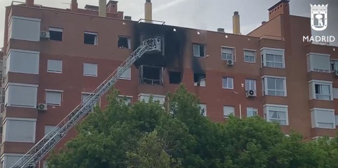Archivo - Mueren calcinados dos personas en el incendio de su casa en Villaverde
