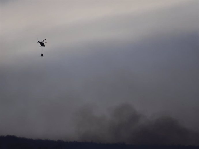 Un helicóptero participa en las labores de extinción del incendio de Leyre