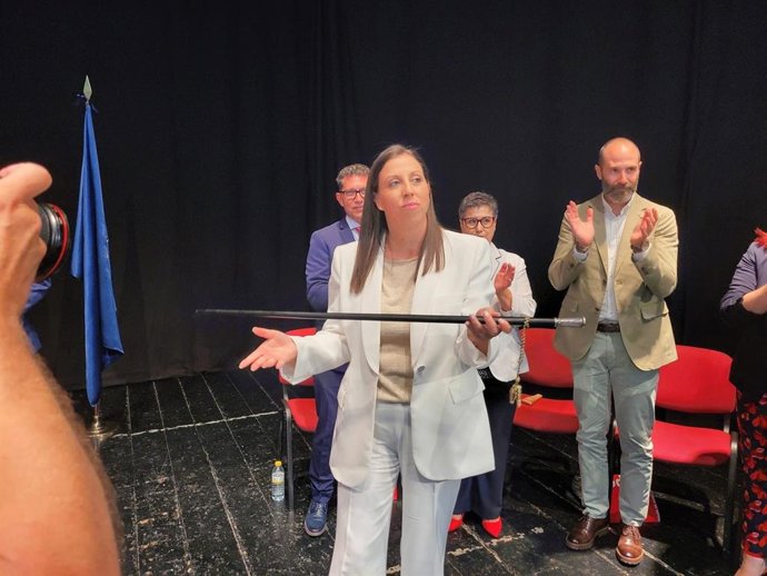 La nueva alcaldesa, Sonia Almela, con el bastón de mando