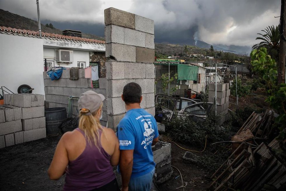 Archivo - Un hombre y una mujer sacan sus pertenencias de su casa por la actividad del volcán de Cumbre Vieja