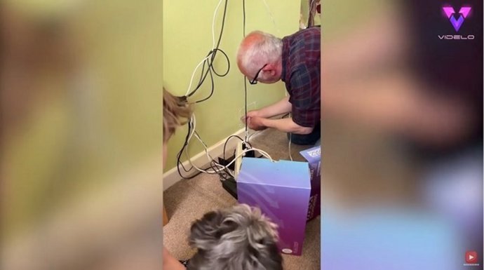 Esta pareja escucha ruidos extraños en su pared y deciden abrir un agujero para descubrirlo