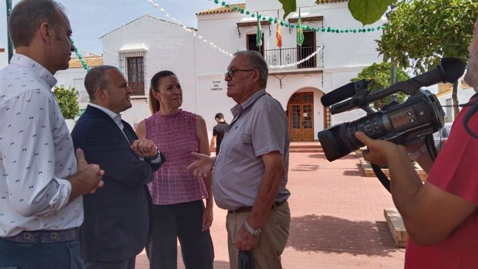 Julio Daz, cabeza de lista de Cs por Huelva a las elecciones del 19J, junto a Pilar Lucio, número dos, e Israel Medina, número cinco y teniente de alcaldesa de Cartaya, en la Plaza del Concejo de La Redondela.