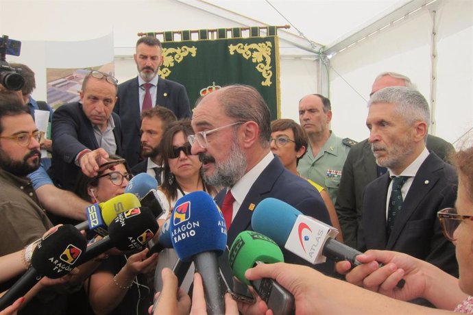 El presidente del Gobierno de Aragón, Javier Lambán, atiende a los medios de comunicación, tras visitar las obras de la nueva sede de la Guardia Civil en Zaragoza.