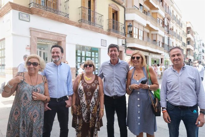 Juan Marín en Lucena (Córdoba) con el cabeza de lista de Cs por dicha provincia, Ángel Pimentel, y el diputado nacional de Cs Edmundo Bal, junto a vecinas.