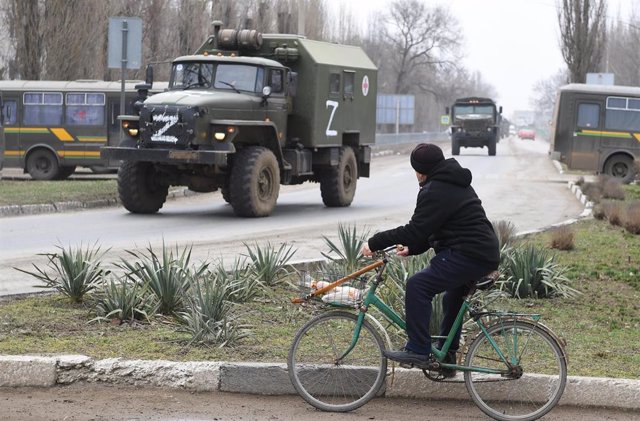 Archivo - Camiones militares rusos en Crimea