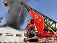 Controlado el incendio de fábrica en Paterna tras derrumbarse dos tercios de la nave