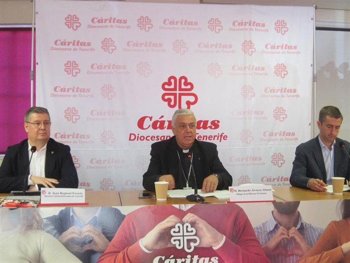 El director de Cáritas de Tenerife, Juan Rognoni, el obispo de Teneirfe, Bernardo Álvarez, y el secretario, Ricardo Iglesias, en la presentación de la memoria de 2021