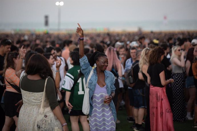 Un grupo de personas durante la cuarta jornada del Festival Primavera Sound Barcelona, en Sant Adriá de Bess, a 9 de junio de 2022, en Barcelona, Cataluña (España). El Primavera Sound de Barcelona abre la temporada de festivales en una edición que se p