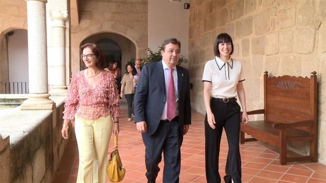 El presidente de la Junta, Guillermo Fernández Vara, junto a la ministra de Ciencia del Gobierno de España, Diana Morant, y la ministra de Ciencia de Portugal, Elvira Fortunato, en una reunión en Mérida