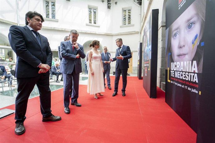 (I-D) El consejero de Transportes e Infraestructuras, David Pérez; el embajador de Ucrania en España, Serhii Pohoreltsev; la presidenta de la Comunidad de Madrid, Isabel Díaz Ayuso y el consejero de Presidencia, Justicia e Interior, Enrique López, duran