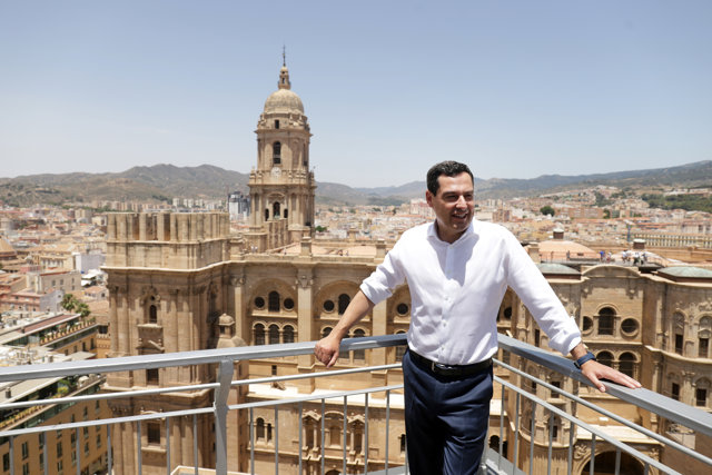 El presidente del PP-A y candidato a la reelección como presidente de la Junta, Juanma Moreno, ilustra la apuesta por el proyecto de recuperación de las cubiertas de la Catedral, a 14 de junio de 2022 en Málaga, Andalucía.