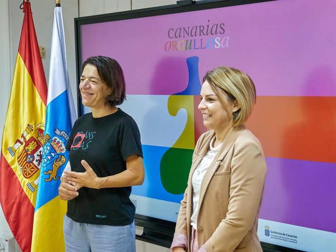 La viceconsejera de Igualdad y Diversidad del Gobierno de Canarias, Sylvia Jaén, y la consejera de Derechos Sociales, Noemí Santana, en la presentación de la campaña 'Canarias Orgullosa'