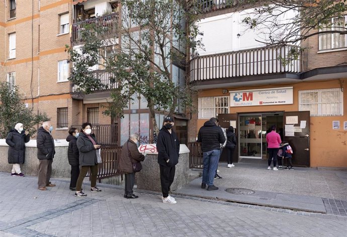 Archivo - Un grupo de personas esperan en una fila en el Centro de Salud Abrantes.