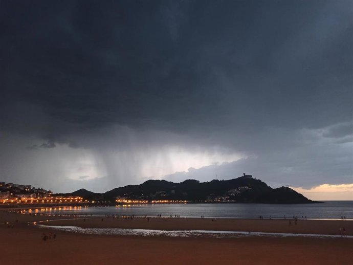 Archivo - Galerna en San Sebastián