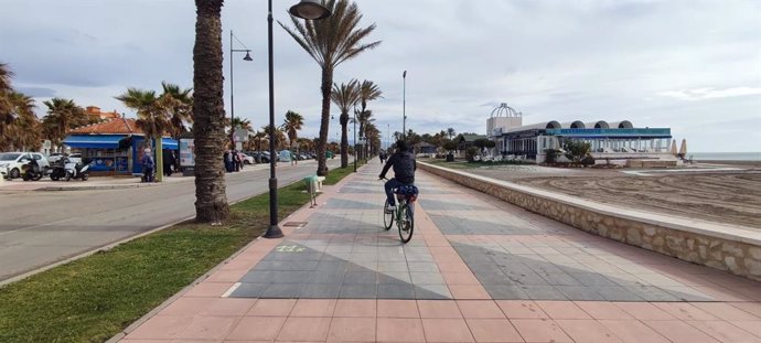 Archivo - Paseo marítimo de Torremolinos. Bicicleta.