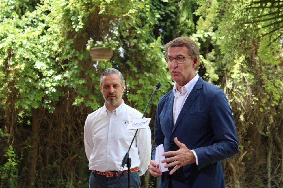 El líder del PP, Alberto Núñez Feijóo, junto al consejero de Hacienda, Juan Bravo, tras reunirse con empresarios en Jaén.