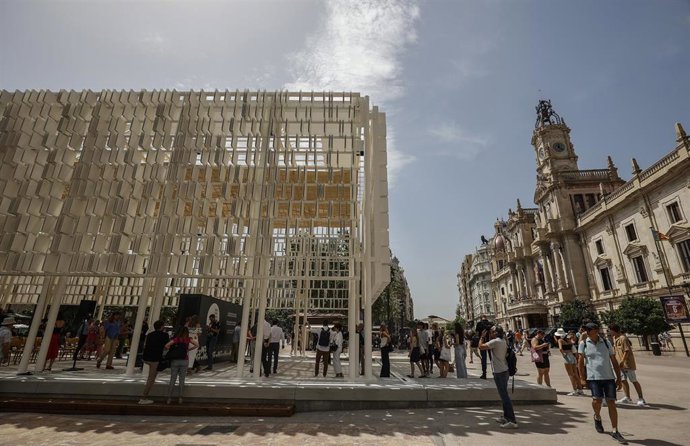 El monumento Ágora Valncia durante su apertura y la presentación de sus actividades como capital del diseño 2022, en la Plaza del Ayuntamiento