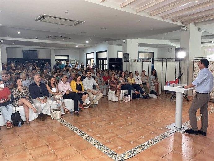 Miembros del PP mantienen un encuentro con agricultores de Almería.