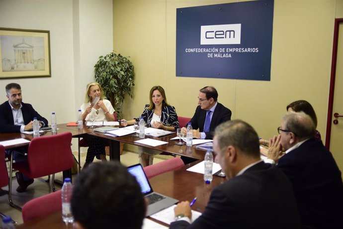 La candidata del PP de Málaga Patricia Navarro en su reunión con empresarios malagueños en la CEM.