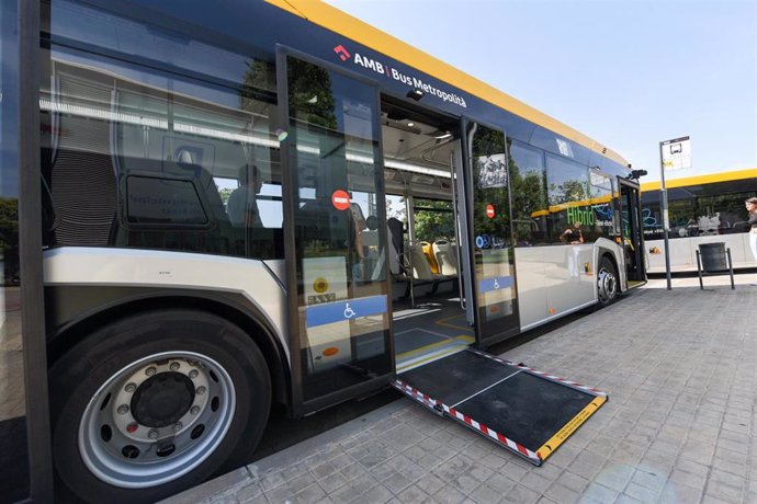 Uno de los 30 aurtobuses sostenibles que ha recibido el AMB este jueves.