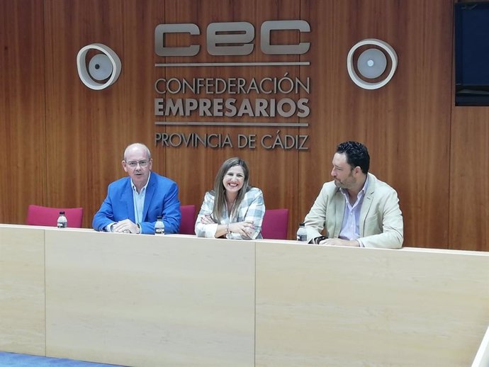 La cabeza de lista del PSOE de Cádiz al Parlamento de Andalucía, Irene García, durante la reunión con la CEC.